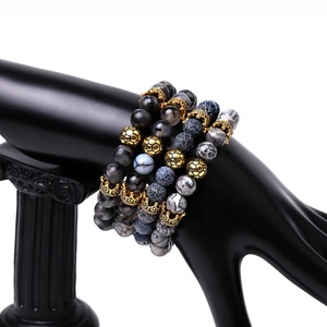 <span class=keywords><strong>Bracelet</strong></span> <span class=keywords><strong>de</strong></span> yoga en pierre <span class=keywords><strong>de</strong></span> <span class=keywords><strong>lave</strong></span> volcanique naturelle avec breloque couronne <span class=keywords><strong>de</strong></span> football plaqué or 18 carats pour hommes, vente en gros <span class=keywords><strong>de</strong></span> bijoux <span class=keywords><strong>de</strong></span> guérison - Product Image 3