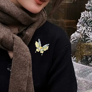 เข็มกลัดรูปผีเสื้อประดับมุกน้ำเค็มนาหยางสีทอง 8-9 มม. คุณภาพสูง ลายตัวเลข จากนิวเฮฟวี่อินดัสทรี - Product Image 4