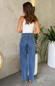 Jeans de mujer Ohsisa al por mayor, transpirables, de lavado claro, de cintura media, estilo dulce, con parches de mezclilla y perlas, de pierna ancha, corte recto y ajuste holgado. - Product Image 5