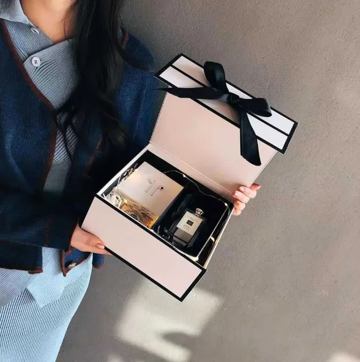 ユニークな高級紙香水包装花箱ソリッドジュエリーボックス