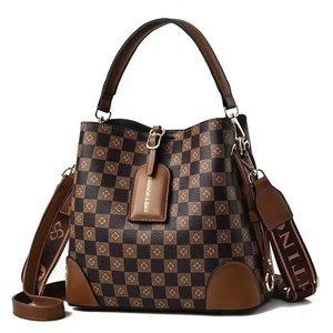 Sac seau <span class=keywords><strong>à</strong></span> carreaux pour femme avec grande capacité, fermeture éclair, poches pour téléphone et cartes d'identité, doublure en polyester pour tenues de tous les jours - Product Image 5
