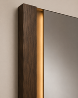Miroir mural LED pleine longueur personnalisé en noyer avec socle en bronze pour projets hôteliers