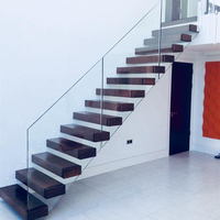 Escalier flottant moderne avec rampe à câbles, structure en acier dissimulée, option marches en chêne ou noyer