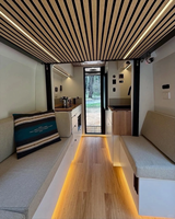 Kit de conversion de fourgon de luxe en camping-car : intérieur avec lit double fixe, toilettes coulissantes, douche, canapé, dinette, plafond en bois, kit autonome hors réseau