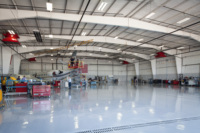 Hangar de acero prefabricado de diseño moderno de gran envergadura, montaje fácil con puerta más grande, edificio de estructura de acero