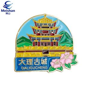 Insignia Coleccionable de Metal Grabado con la Imagen del <span class=keywords><strong>Pico</strong></span> Nevado de Cangshan, Montaña Dali, Meishan, con Diseño de Nubes Blancas y Camino, Acabado Mate - Product Image 2