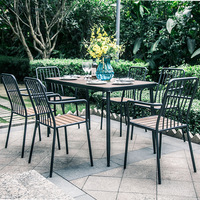 Ensemble de tables et chaises de jardin de style américain en métal avec structure en fer, idéal pour les petites cours et les salons de thé.
