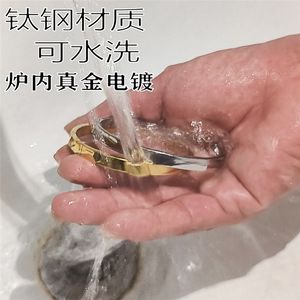 Bracelet Jonc Trèfle en Acier Inoxydable Plaqué Or 18 carats de Luxe pour Femme - Vente en Gros - Product Image 4