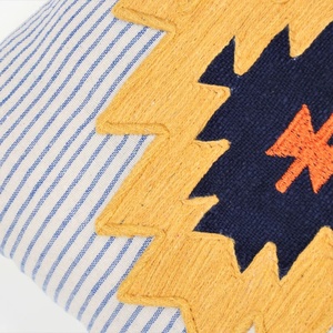 Funda de Cojín Cuadrada con Borde, Texturizada y Hecha a Mano, Estilo Boho, con Parches Azules y Amarillos, Decoración para el Hogar, Excelente Precio - Product Image 3