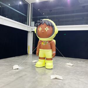 Modèle publicitaire <span class=keywords><strong>gonflable</strong></span> personnalisé en forme de garçon, modèle de personnage de dessin animé, poupée <span class=keywords><strong>homme</strong></span>, vêtements jaunes et sac à dos, imperméable et durable - Product Image 4