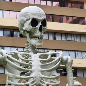 Decoración de Halloween para Exteriores, Esqueleto Gigante de 3 Metros con Ojos LED, Espeluznante y Terrorífico - Product Image 1