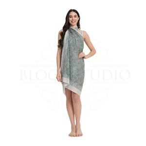 Sarong en coton imprimé à la main gris tourterelle et vert porcelaine pour femme, léger, idéal pour la plage et les vacances d'été - Product Image 2