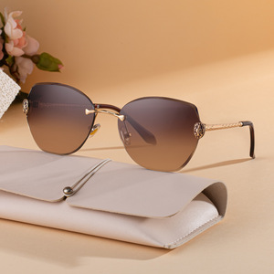 Lunettes de soleil sans monture Tory Burch Cat Eye pour femmes, design tête de serpent noir et or, verres PC UV400, monture en alliage de zinc - Product Image 5