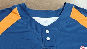 Maillot de baseball à sublimation personnalisée à haute élasticité à séchage rapide 2 boutons, col en V, vêtements de softball cousus respirants - Product Image 2