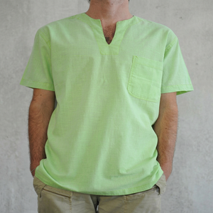 เสื้อเชิ้ตผู้ชายแขนสั้นคอวีลายดอกไม้สีเขียวอ่อนทันสมัย ผ้าฝ้ายเนื้อนุ่ม สวมใส่สบายในทุกวัน - Product Image 2