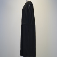 Robe longue ample noire unie en maille texturée à col rond et taille à cordon pour femme