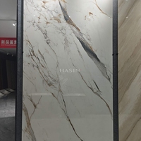 Dalles de porcelaine grand format en pierre frittée de luxe, carreaux de marbre artificiel pour fond de salon