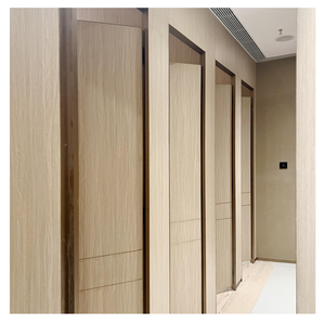 木目仕上げのDEBOエコノミーグレードトイレキュービクルソリューション - Product Image 2