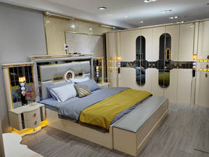 Juego de Muebles de Dormitorio de Lujo Elegante con Acabado de Alto Brillo, Cama Super King Size con Cabecero de Espejo Iluminado con LED y Armario de 8 Puertas - Product Image 2