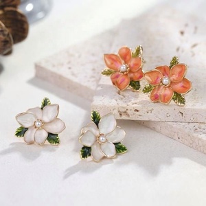 Pendientes de Aleación con Diseño de Flor de Gardenia y Perla Esmaltada, Estilo Francés Versátil, Personalizados, para Mujer - Product Image 3