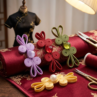 Bouton chinois haut de gamme, cordon en satin fin côtelé tissé en spirale et boucle symétriques, centre perlé, attache pour robe Cheongsam