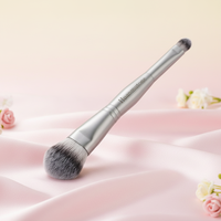 Pinceau de maquillage à manche en bois et poils synthétiques bicolores pour le fond de teint, le blending et le gloss à lèvres – Outils pour le visage