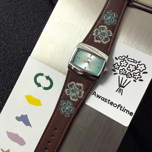 Reloj de Cuarzo Único y Original de Estilo Vintage Casual Deportivo con Correa de Cuero y Patrón Floral para Mujer, Resistente al Agua - Product Image 3