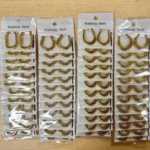 Pendientes de Aro Texturizados de Acero Inoxidable con Baño de Oro de 18K, Paquete a Granel, Múltiples Diseños: Cóncavos, Convexos, Retorcidos, Ondulados, Tipo Huggie - Product Image 1