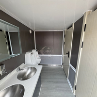 Remorque toilettes mobiles 2 postes en bois grainé avec marches – Toilettes VIP pour événements et mariages