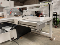Scie à table coulissante professionnelle pour l'usine de travail du bois avec système de découpe de précision pour la production de meubles