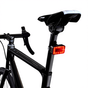 Feu arrière <span class=keywords><strong>de</strong></span> vélo pour la conduite nocturne avec capteur radar, étanche IP64, antichoc, visibilité <span class=keywords><strong>de</strong></span> 500 m, batterie 1000 mAh, montage sur <span class=keywords><strong>tige</strong></span> <span class=keywords><strong>de</strong></span> <span class=keywords><strong>selle</strong></span>, OEM ODM - Product Image 1