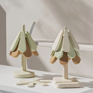 Posavasos de Madera con Diseño Art Deco de Árbol de Navidad, Diseño de Naturaleza Muerta, Posavasos para Tazas, Bebidas, Diseño Original - Product Image 3
