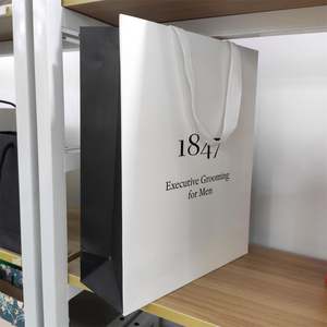 Sac de shopping écologique de luxe KM, logo doré personnalisé, papier d'art noir mat avec poignée, sac cadeau durable et élégant - Product Image 1