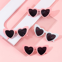 Lunettes UV400 de mariage personnalisées bon marché, lunettes de soleil colorées pour la fête, lunettes de soleil en forme de cœur d'amour, vente en gros