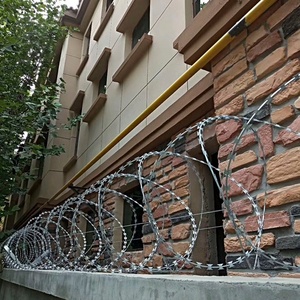 גדר תיל קרוס עמיד וחזק במיוחד מגולוון בחום בצבע כסף, אבטחה מקסימלית נגד טיפוס - Product Image 5