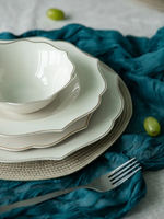 24 pièces de services de table en porcelaine fine avec bordure dorée pour hôtels et restaurants