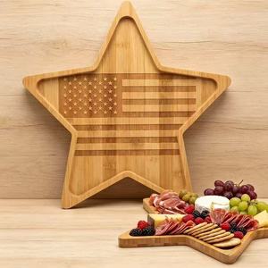Bandeja de servir de madera en forma de estrella con diseño de bandera estadounidense, plato decorativo de bambú para aperitivos de fiesta y tabla de quesos - Product Image 1