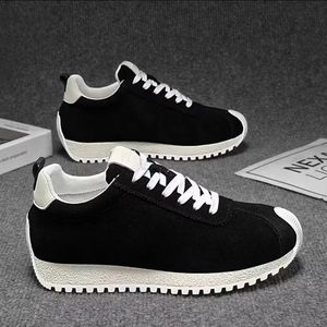 Chaussures de sport élégantes et classiques pour hommes, en mesh de haute qualité, style lacets, légères, pour la course, le tennis et la marche. - Product Image 3