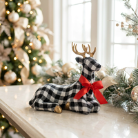 Figurine de renne couché personnalisée, renne en tissu à carreaux Buffalo avec bois de cerf dorés et nœud en satin rouge, ornement de table de Noël style ferme