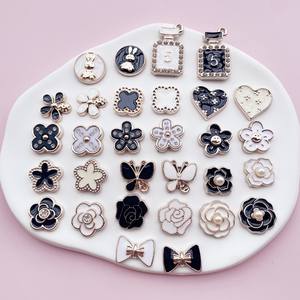 Achetez <span class=keywords><strong>des</strong></span> ornements de chaussures en résine <span class=keywords><strong>pas</strong></span> chers, accessoires de bijoux DIY, breloques pour coques de téléphone, patchs décoratifs en forme de fleurs de camélia et de rose, et décorations pour chaussures. - Product Image 1