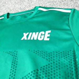 เสื้อผ้าออกกำลังกายผู้ชายขายดีปี 2026 โลโก้สั่งทำ โพลีเอสเตอร์ผสมสแปนเด็กซ์ แขนสั้น น้ำหนักเบา ผ้าตาข่าย กระชับกล้ามเนื้อ ทรงปกติ 180 กรัม พิมพ์ลาย - Product Image 3