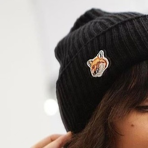 หมวกบีนนี่ปักลายสุนัขจิ้งจอก Maison Kitsune ผ้าถักลายนูน ขนสัตว์ อุ่นสบายสำหรับฤดูหนาว สไตล์ลำลอง สตรีทแวร์ สำหรับผู้ชายและผู้หญิง - Product Image 3