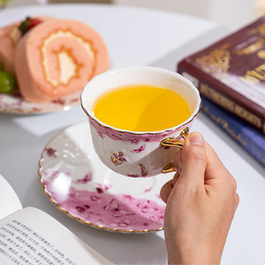 ถ้วยกาแฟเซรามิกสีชมพูพร้อมจานรอง - ถ้วยน้ำชาลายผีเสื้อขอบทอง - Product Image 4