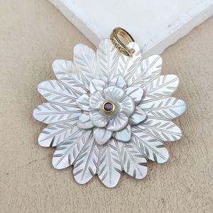 Nouvel Arrivage Pendentif <span class=keywords><strong>Grande</strong></span> Fleur Multicouche en Coquille Grise avec Zircon pour Femme et Fille, Bijoux de Mode, Fournitures en Gros - Product Image 4