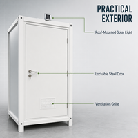 Unité de toilettes portables d'extérieur à porte unique avec cadre blanc, base surélevée et aération inférieure