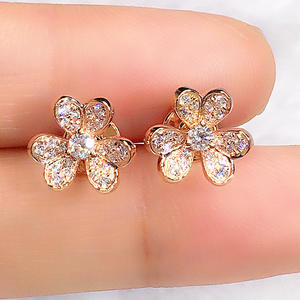 Pendientes de flor de diamante en oro rosa para mujer, bonitos para uso diario, diamantes naturales de corte brillante redondo, color G - Product Image 1