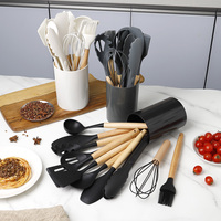 Offre Spéciale 12 pièces cuisson Silicone ustensiles de cuisine ensemble outils de cuisine Silicone ustensiles de cuisine avec manche en bois et seau de rangement