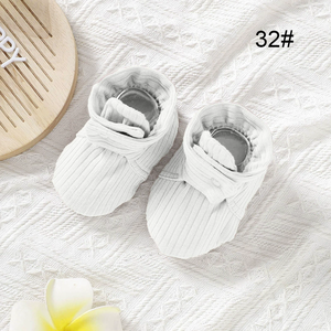 Ensemble hiver nouveau design en coton biologique : moufles réglables et chaussons antidérapants pour bébé - Product Image 1