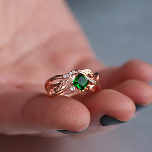 Anello di fidanzamento con zirconi quadrati per donna, elegante gioiello da dito alla moda - Product Image 6