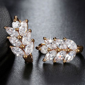 Orecchini a perno placcati oro E1694 con cristalli, a forma di pianta, gioielli classici da donna per feste, con montatura a griffe - Product Image 4